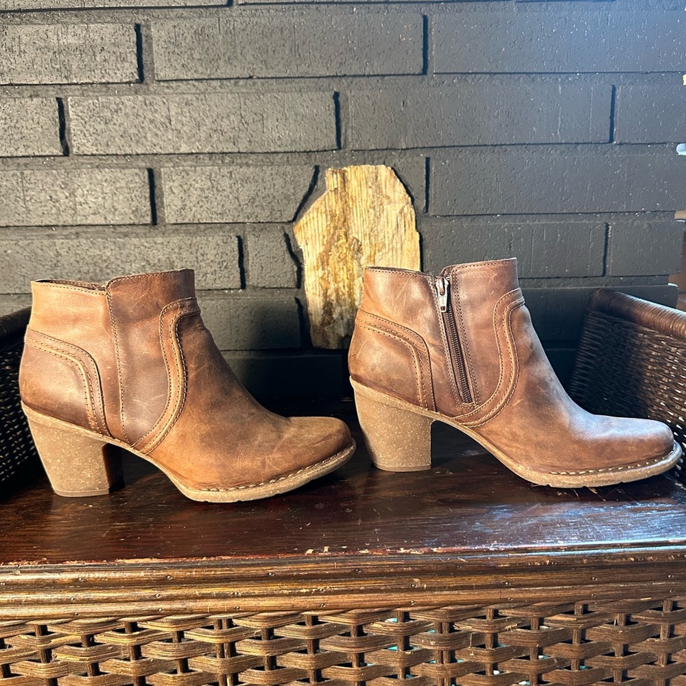 Clarks ankle booties with a heel - Picture 5 of 7